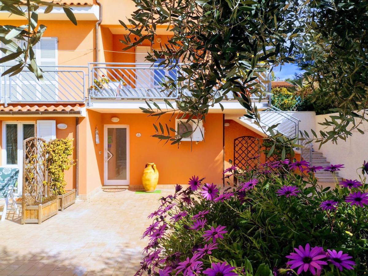 A Due Passi Dal Mare B&B Numana Exterior photo